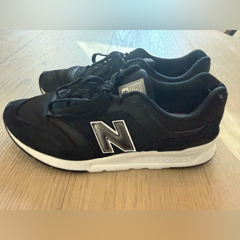 New Balance Black and White Women's Sneakers size 10